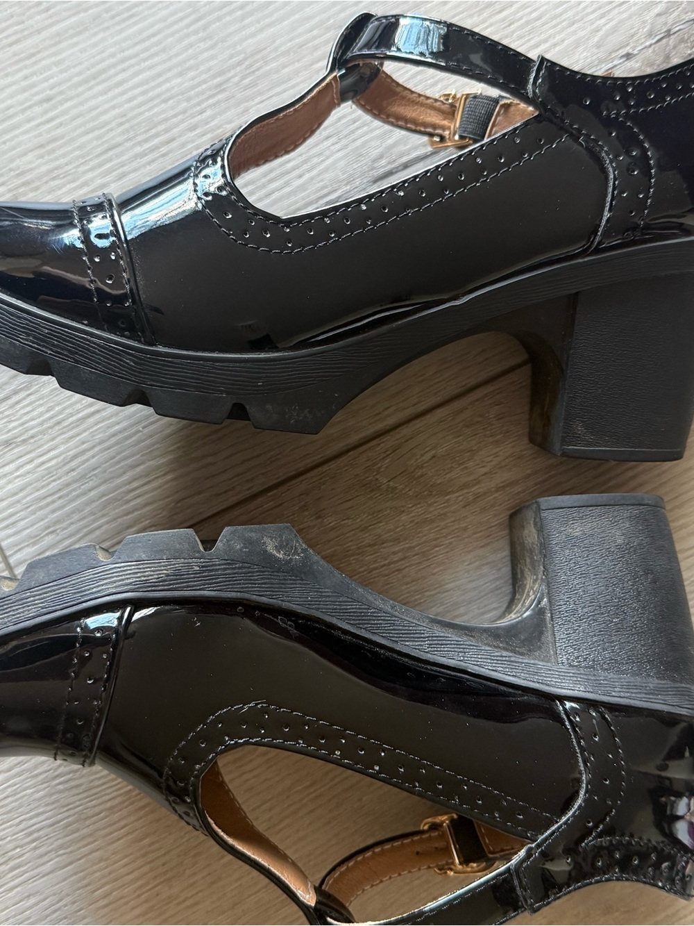 Patent T‑Strap Chunky Heel Mary Jane in Black - Picture 5 of 7